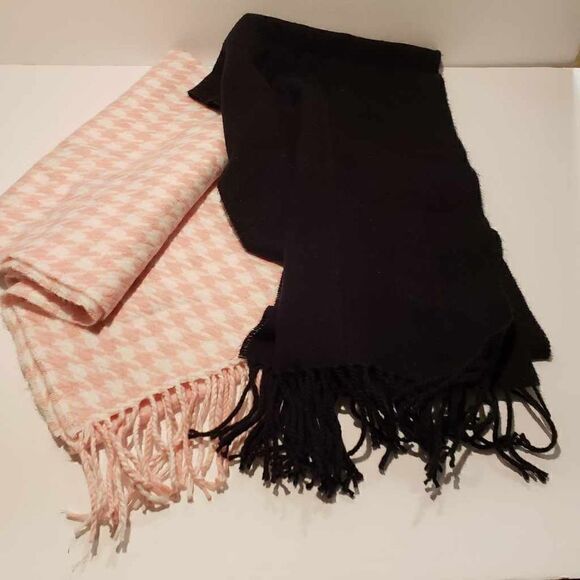 2 Women's Winter Scarfs - Picture 1 of 5